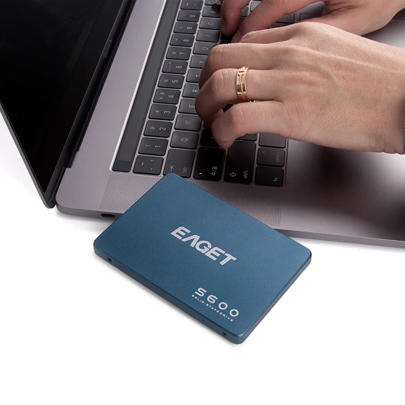 Купить ноутбук ssd 512. Buy Laptop and PC. Фото SSD 512gb MACBOOK держа в руке.