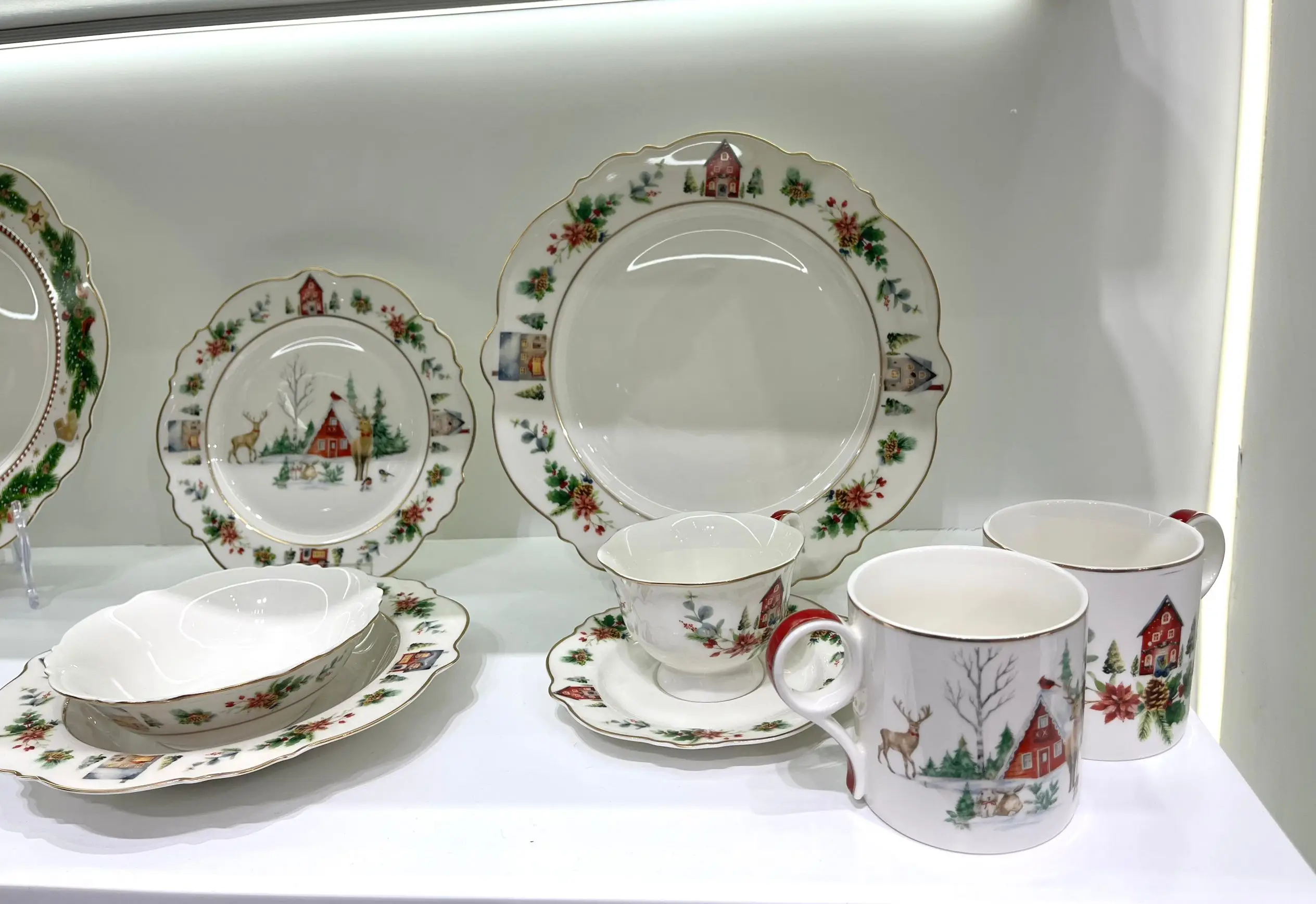 Taohui Customizable Holiday Porcelain Snow House Elk Christmas Element Dinner Plates factory