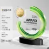 Trofeo dipendente con base nera stile c-ovale