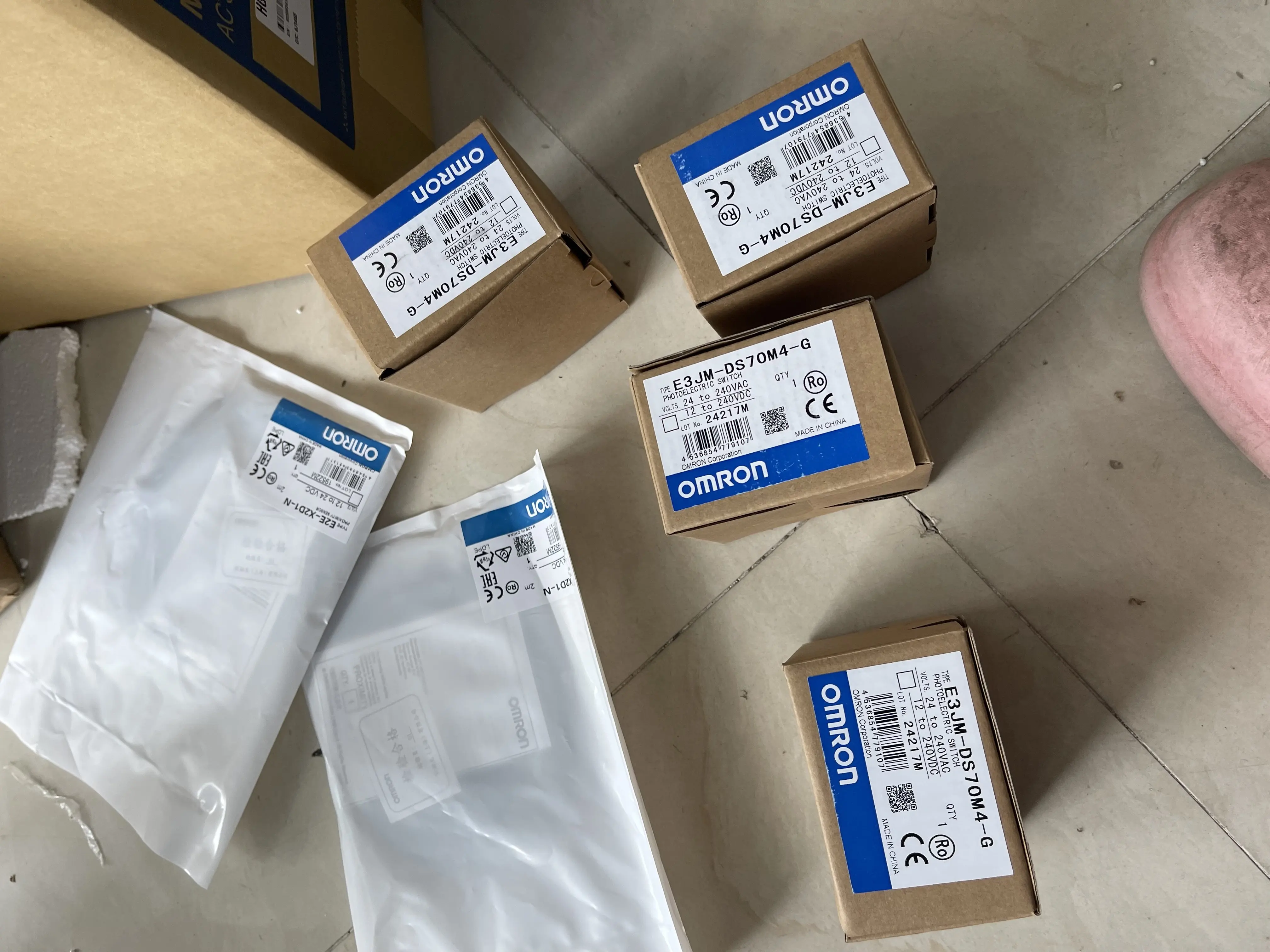 Omron Photoelectric Sensor E3JM-DS70M4-G, E2E-X2D1-N