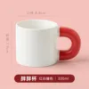 Tasse blanche avec pied rouge.