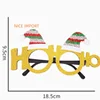 Gorro navideño dorado con gafas largas.