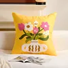 Niche avec coussin jaune vase