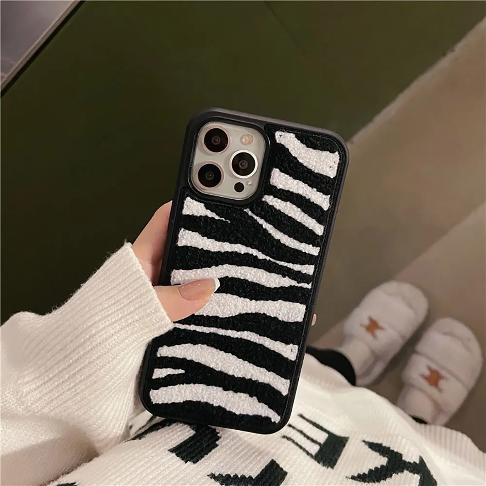 Funda de teléfono de felpa negra y blanca Laudtec Sjk915 con rayas de puntos, cálida y amigable con la piel, cubierta de estilo Ins para iPhone 16 15 Plus Pro Max