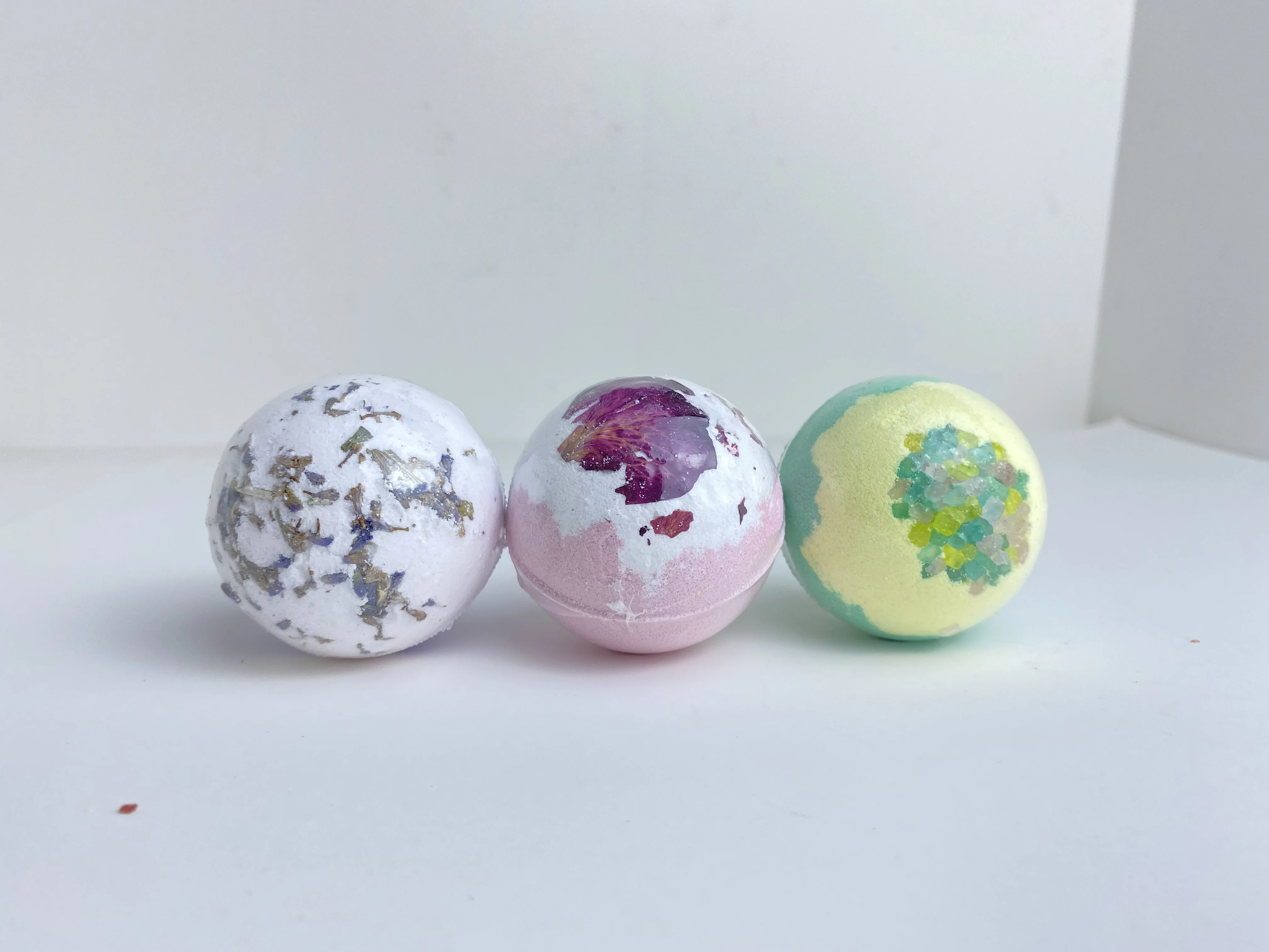 Wholesale skin care relaxation essential oil bath bomb set  lavender jewelry inside surprise cute unique fun vegan bath bombs