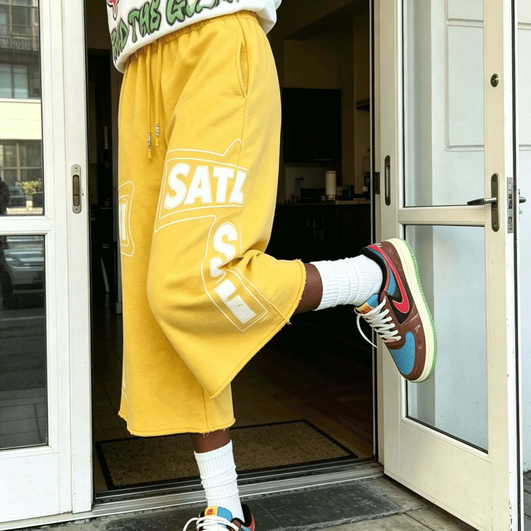 Custom Logo Yellow Printed Cotton Shorts Elastic Waist Drawstring Baggy Streetwear Sweat Shorts For Men gallery 3