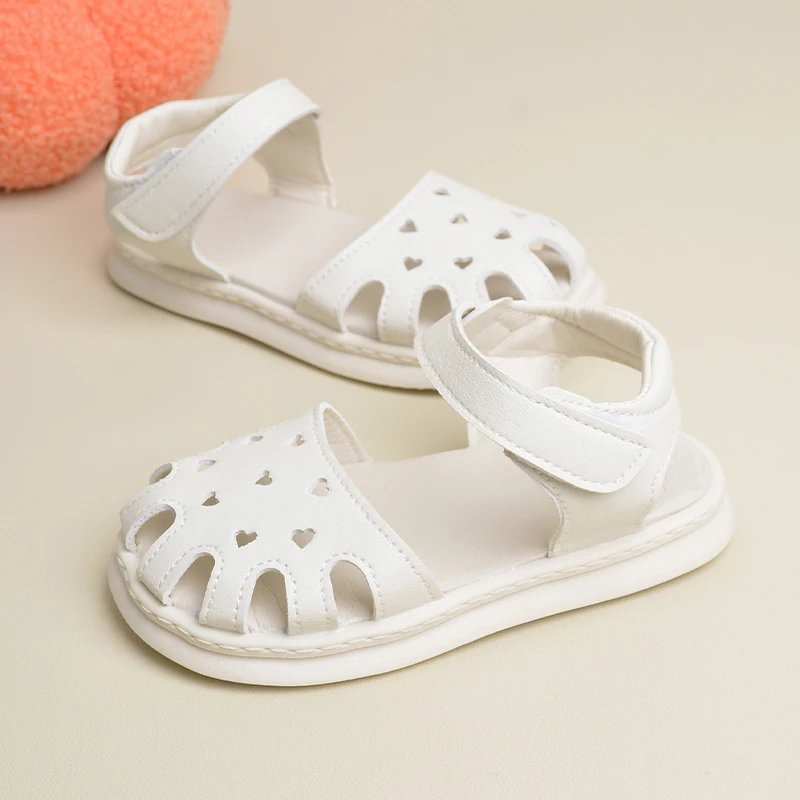 Хит продаж, Летние черные бежевые пляжные сандалии на плоской подошве для маленьких детей, открытые блестящие сандалии для вечеринок