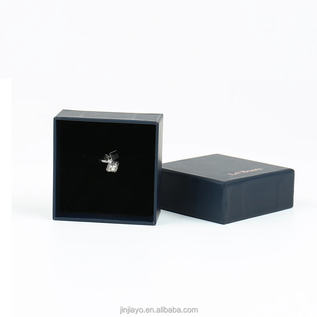 กล่องบรรจุภัณฑ์เครื่องประดับที่เป็นมิตรต่อสิ่งแวดล้อม ทำจากกระดาษแข็งสีเทาแบบแข็งแรง หนา 2 มม. พร้อมพิมพ์โลโก้ตามแบบที่ลูกค้ากำหนด และผิวสัมผัสแบบนูนสำหรับถ่ายภาพ ผลิตจากกระดาษรีไซเคิล