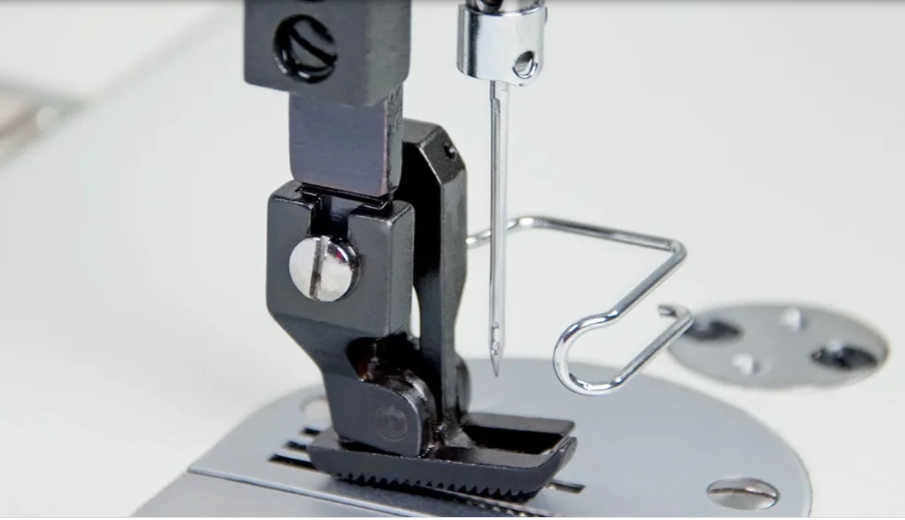 Промышленная швейная машина 2 игольная типикал. Шагающая лапка для промышленной швейной машины typical. Швейная машина шагающая типикал. Лапки для швейной промышленной машины типикал.