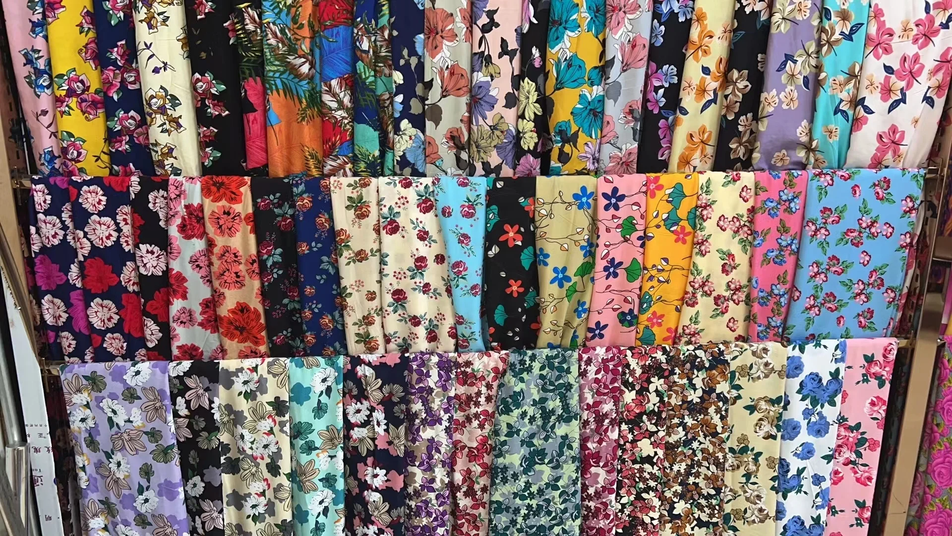 3068 искусственный шелк Stocklot 100% Чаллис цветочный принт искусственная ткань