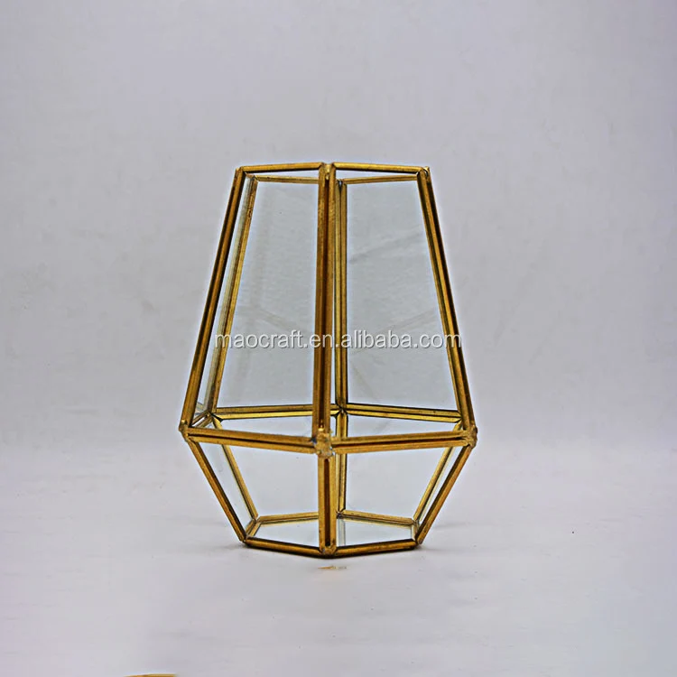 Геометрическая стеклянная ваза и форма с шестью краями