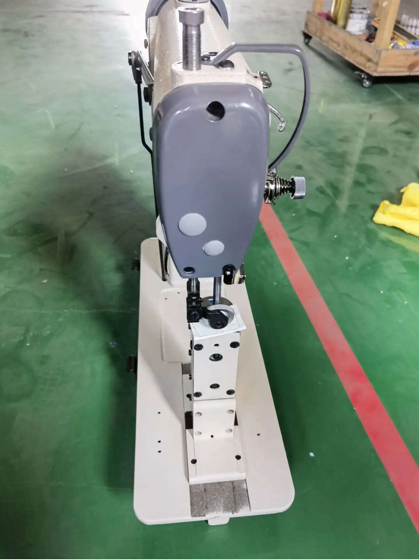 820 Post Bed Lockstitch Industrial Used Sewing Machines Head Wig Making