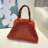 Bolso dumpling con finos patrones ondulados.