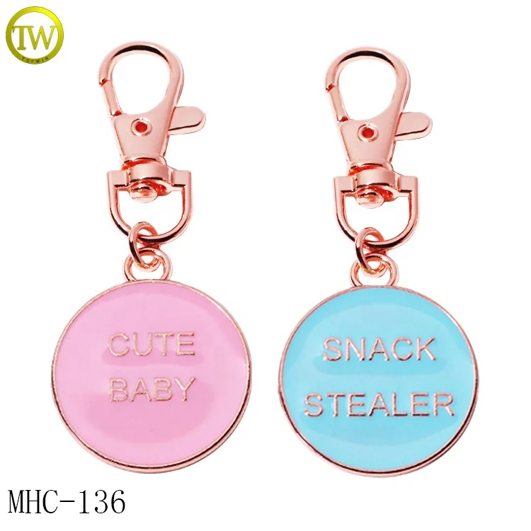 Factory Made Keychain Metal Label Accessory Custom Gold Letters hang Tags Alloy Handbags Metal Chain Plate Logos for Suitcase