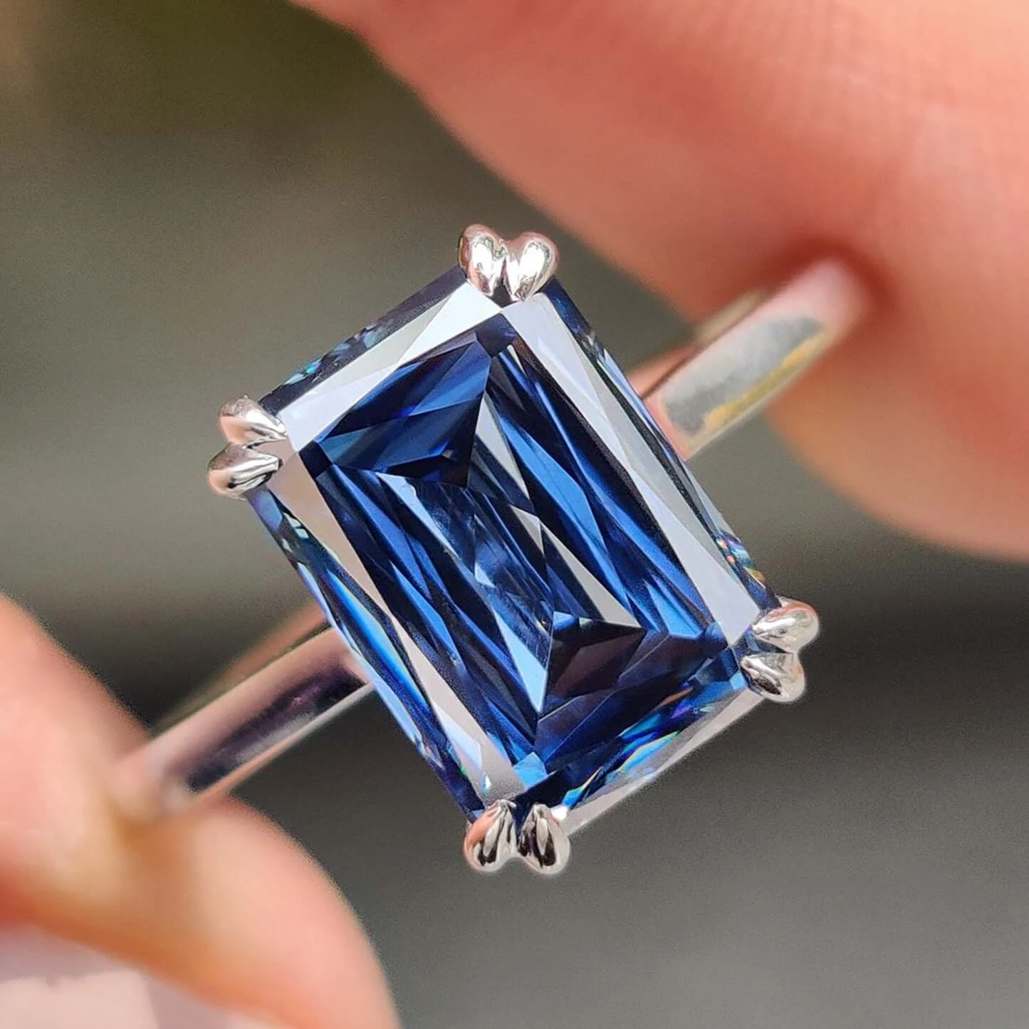 Pierre précieuse unique bleu royal croix émeraude coupe moissanite solide  or blanc pierre bleue bague solitaire bande d'or