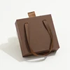 Marron avec du satin