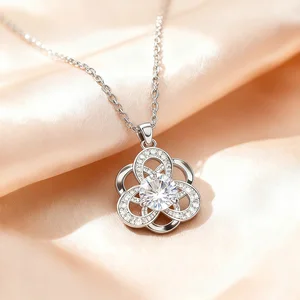 Stylish 1Ct VVs1 Moissanite Women Diamond Luckily Six Leaf Clover Pendant Necklace Jewelry of Ladies
