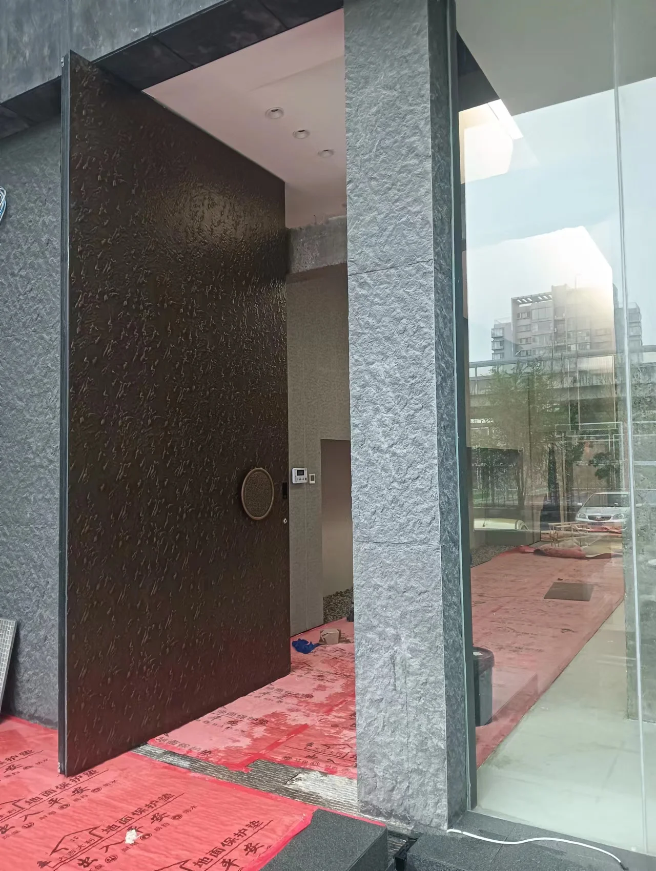 Entry door High quality aluminium alloy modern design outdoor flat entrance pivot front door factory