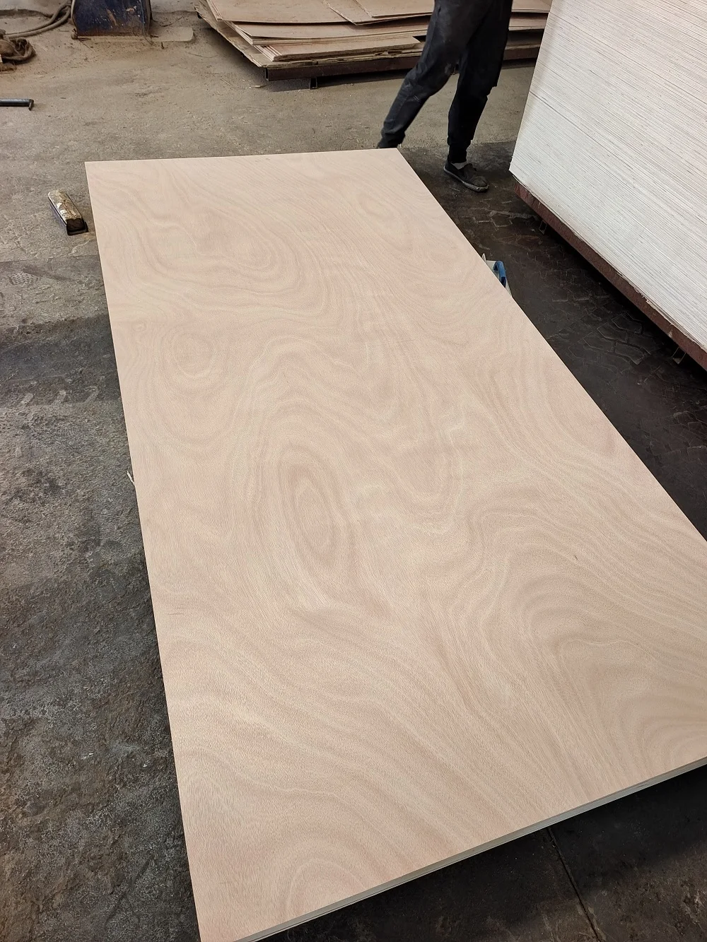 High Quality 18mm Commercial Furniture Plywood Pine Plywood Sheet With