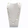 Collana a nove fiori su un lato con conchiglia bianca