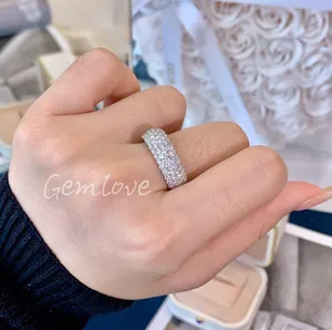 Elegant 18K gold ladies' engagement ring  round cut IGI certified lab-grown diamond, custom-made for women