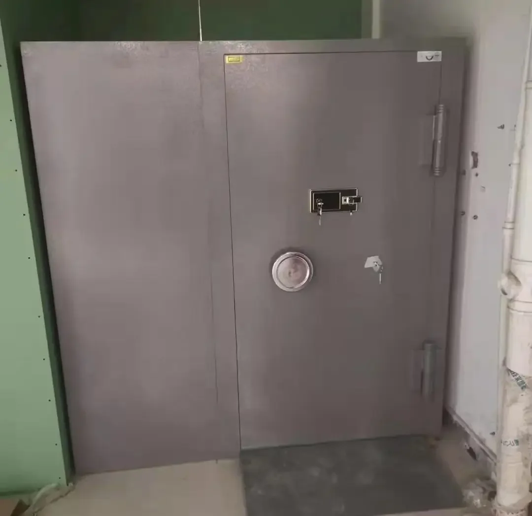 Certified Solid Steel Security Door with Grille for Anti-Theft and Vault  Protection, image size:1080x1047