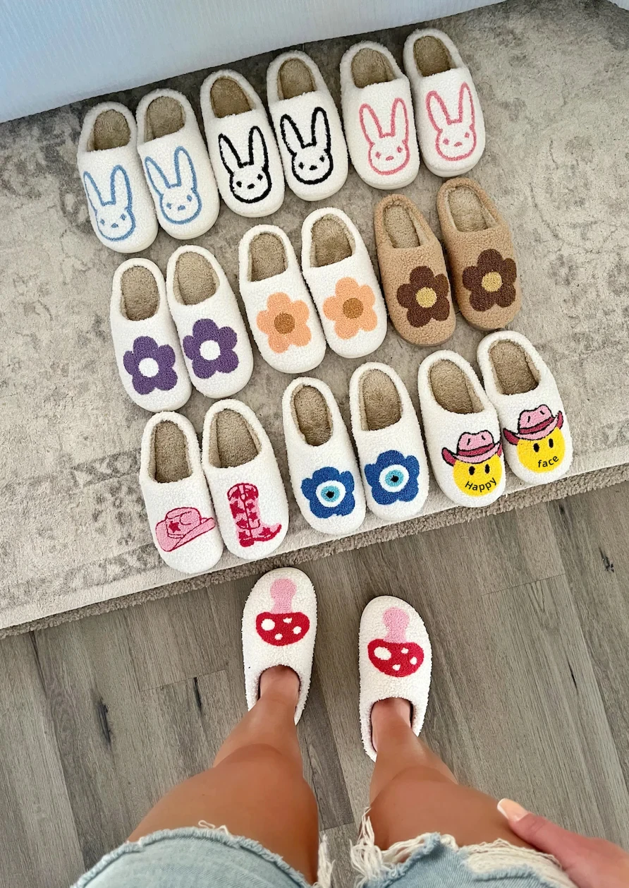 Hot Sell Home Smile Slides Slippers New Style Fur Slides Faux Fur Smile  Happy Face Slippers Women Shoes Plush Slippers Custom - China Walking Style  Shoe and Casual Shoes price