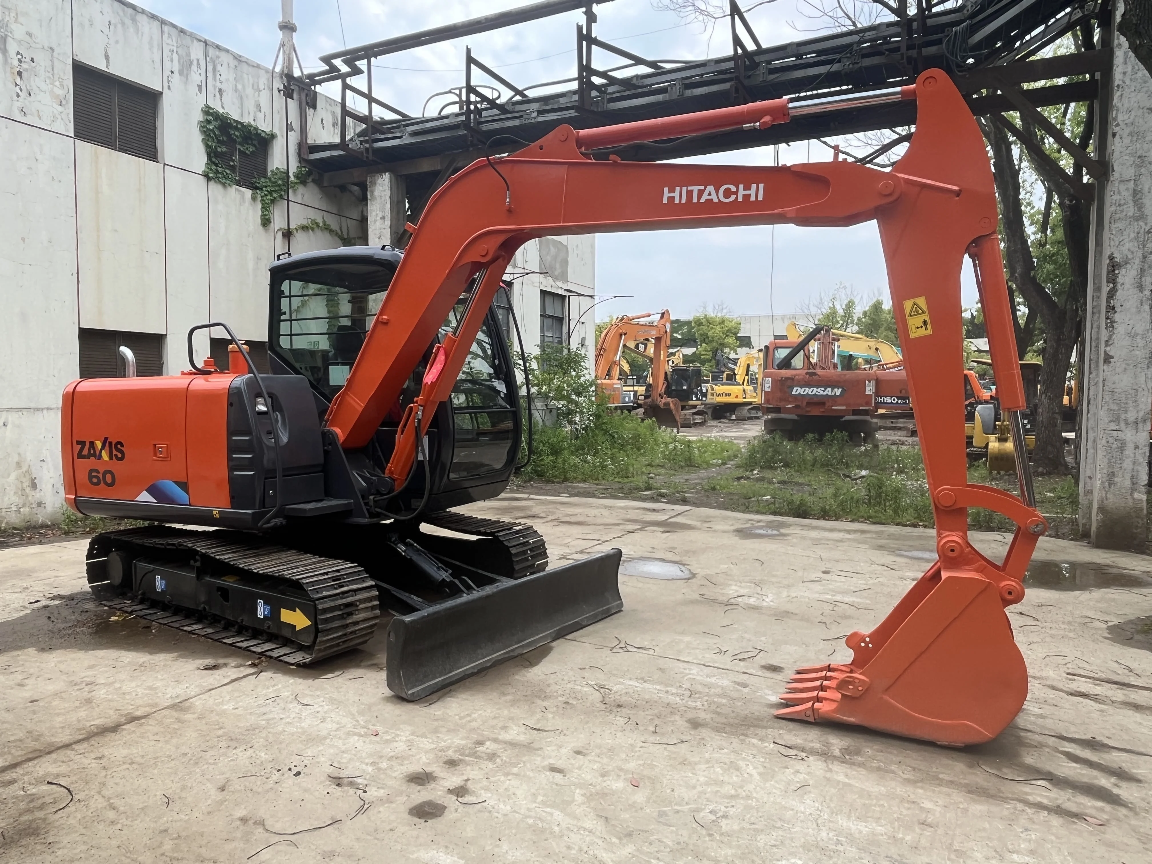 た Hitachi ZX60 Used Excavator 100% Japan Origin 2021 Model 6000kg
