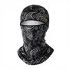 maschera di protezione solare con cappuccio stampato e bordi dorati con motivo paisley