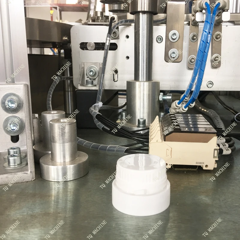 TQ новая полностью автоматическая машина для сборки крышек бутылок