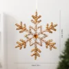 Copos de nieve pintados con degradado dorado