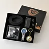 Reloj con correa negra, gafas de sol, rosario, contador de dedos