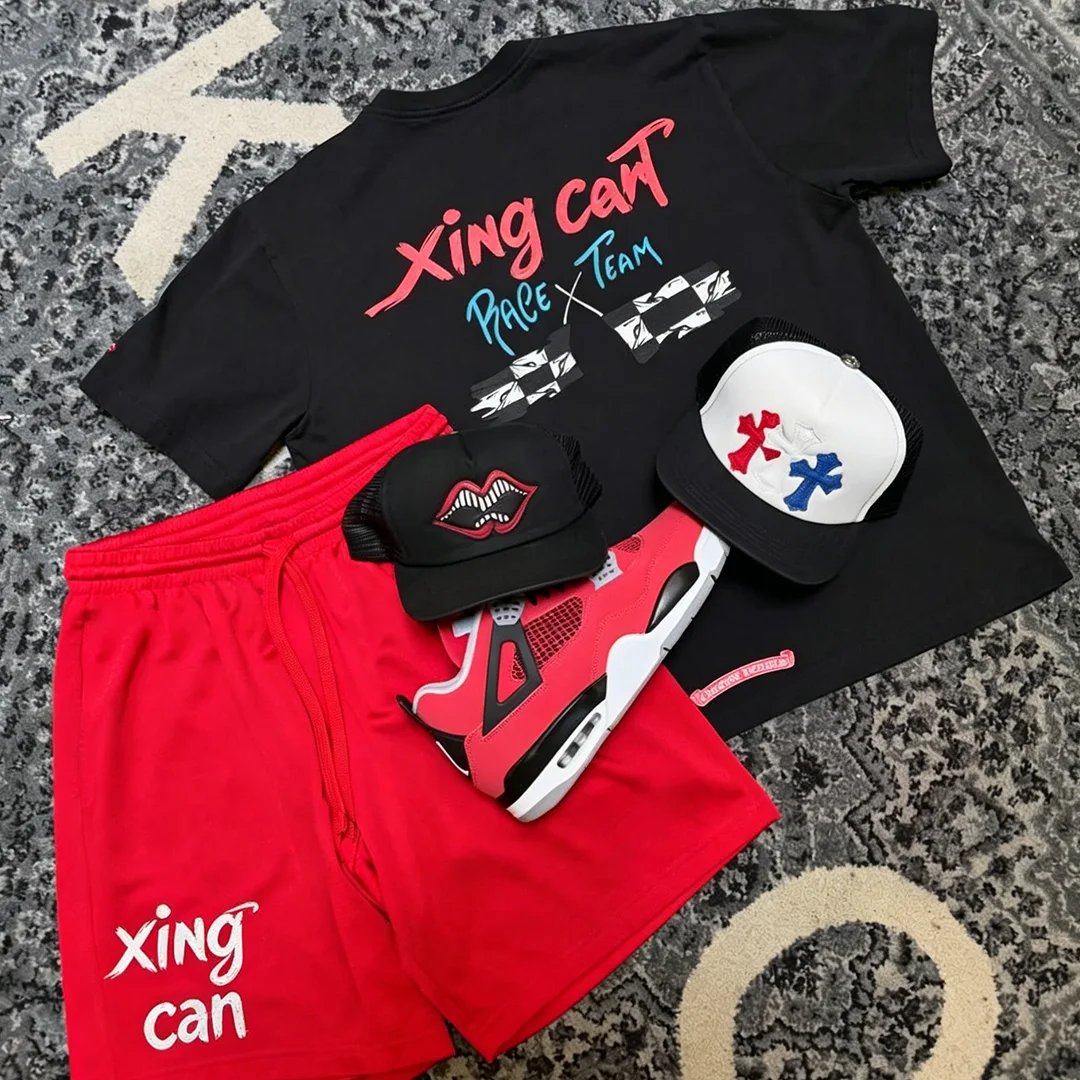 Brugerdefineret herretøj i vintage streetwear-stil med DTG-digital print på T-shirt og revne jeansshorts – brugerdefineret varmeoverførsel samt strass-broderi