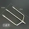 Tenedor pequeño de tres puntas con punta plana.