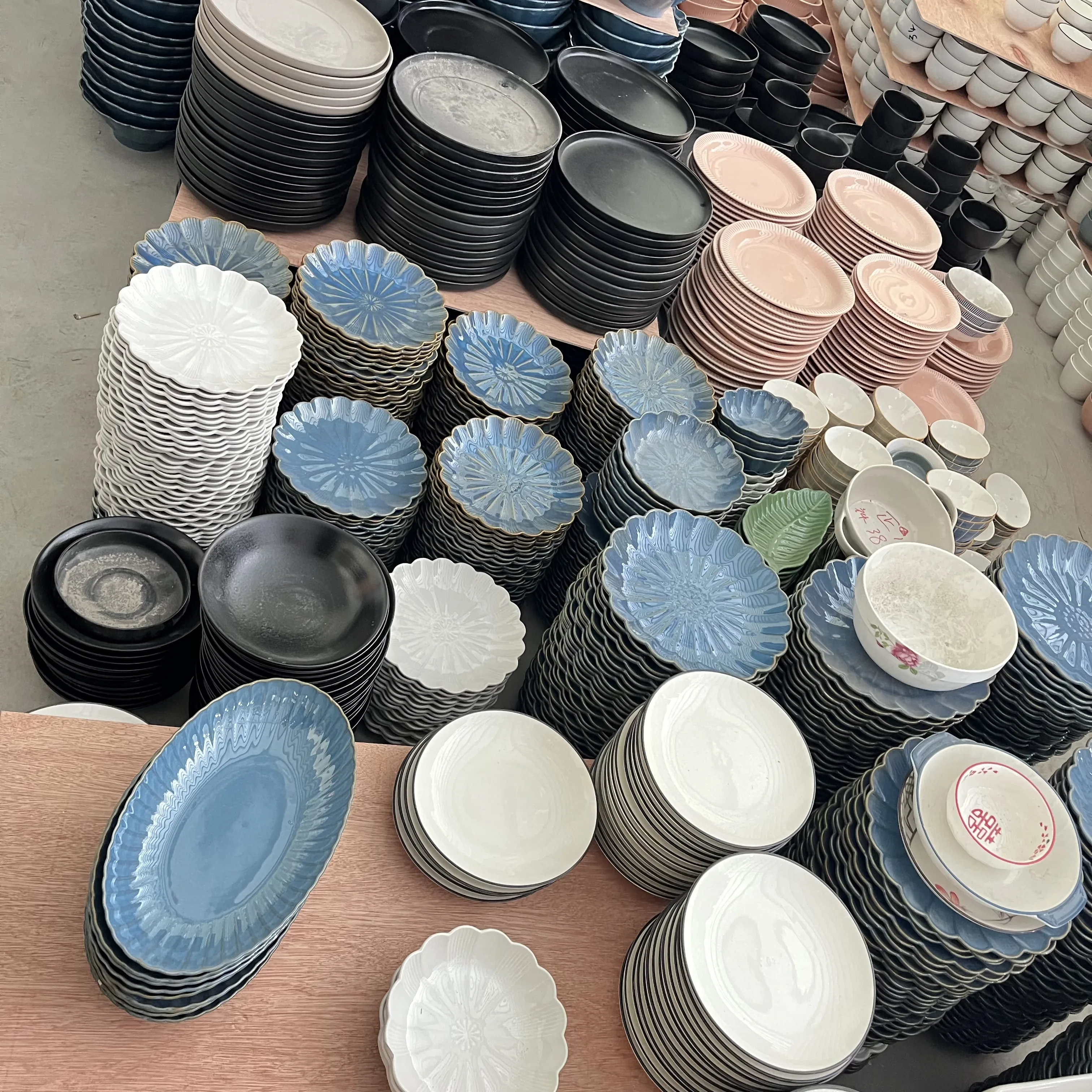 Großhandel Chaozhou Keramik Lagerware Günstige Optionale Modelle Geschirr Lagerbestand Teller Schüssel Bunte Geschirrteile & Teller für Sofortlieferung| Alibaba.com