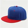 Azul con borde rojo.