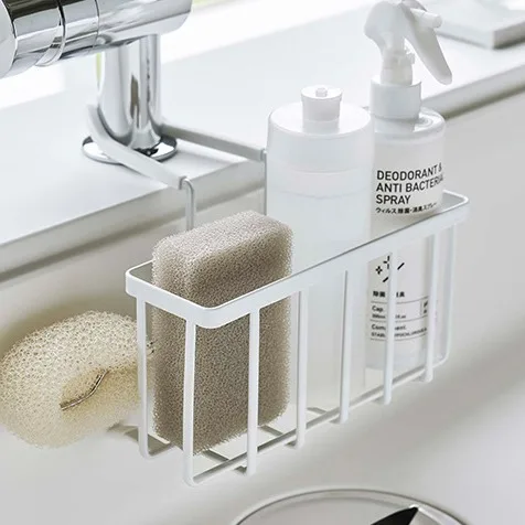 Prilagojen, prihrankov prostora omogočajoč, večnamenski kovinski shrambni sistem za pipe nad umivalnikom z premično konstrukcijo, za montažo na steno, za gobe in čistilna sredstva