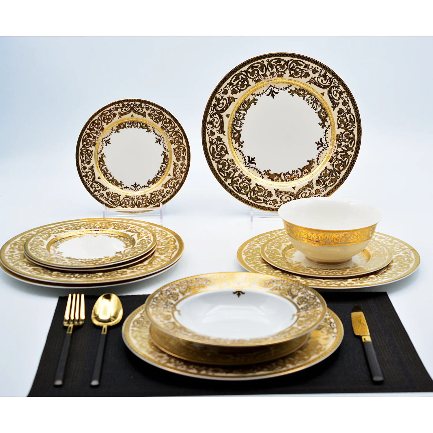 Buy M07022 Luxury Fine Porcelain Royal Dinnerware,porcelain / Ceramic  Golden Rim Dinner Set,exquisite Tableware from Shenzhen Excellence  Industrial Development Co., Ltd., China