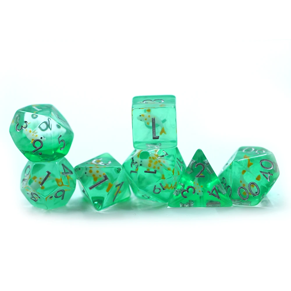 Conxunto de dados DND verdes artesanais de resina poliédrica con incrustacións douradas para xogo RPG