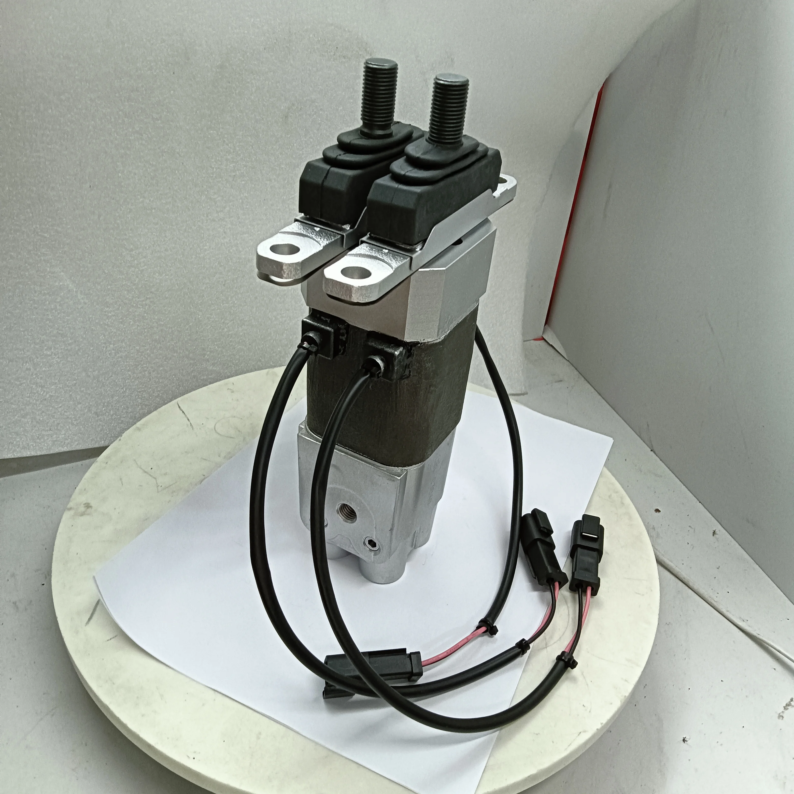 Komatsu 702-16-06130 Pilot Valve for Wheel Loader Parts