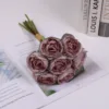ช่อดอกไม้สีม่วงสไตล์เรโทร