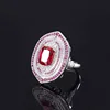 Anillo de corindón rojo