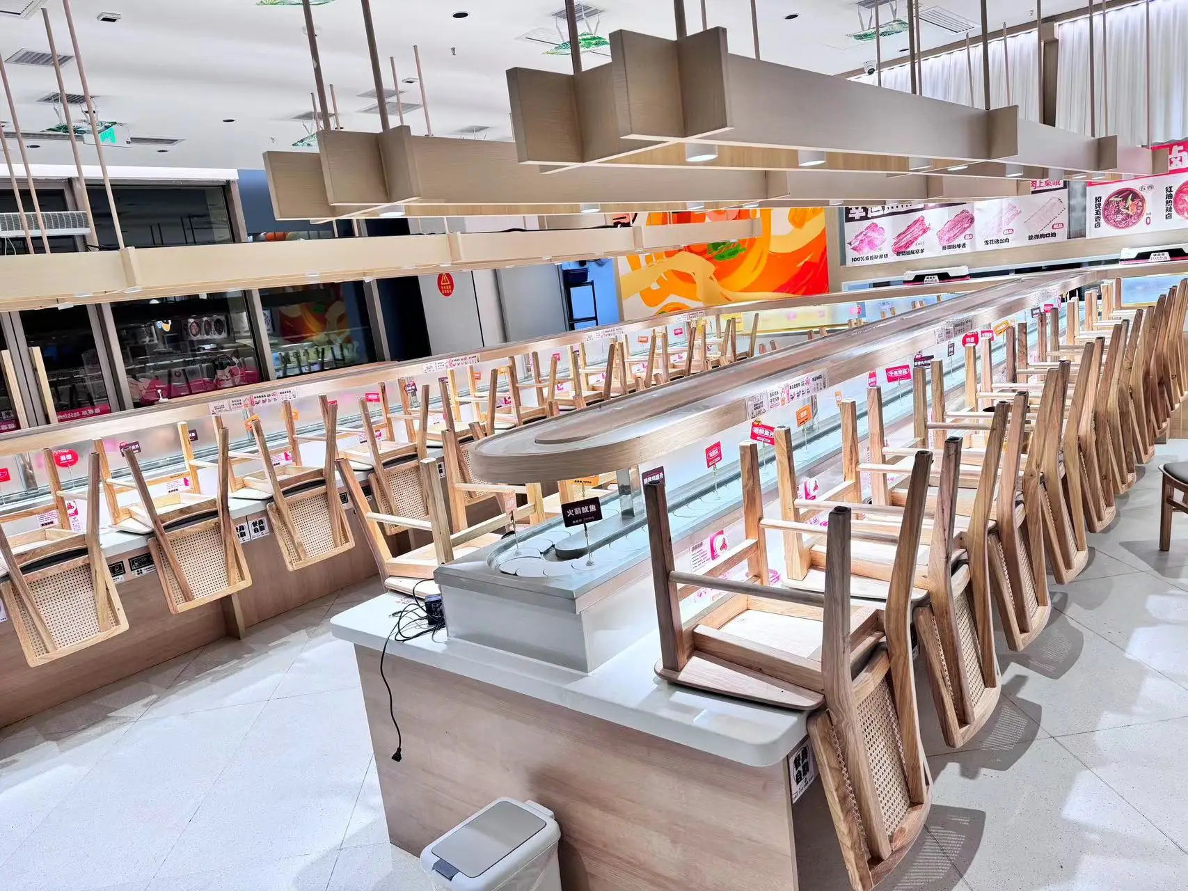 Intelligent Track Change Sushi Bar Running Machine Conveyor Belt  With Food Delivery Robot