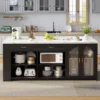 Gabinete de madera oscura con tapa de mármol sintético blanco