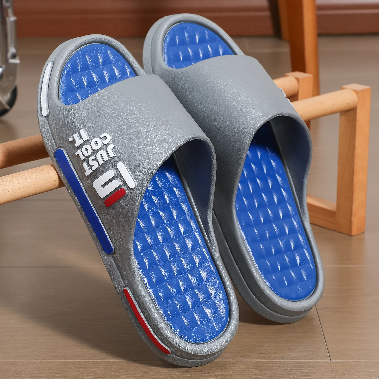 Factory New Lightweight Anti-Slip Printed Outdoor Slipper for Men 5 Color Beach and Room Designs with Lighted Feature
