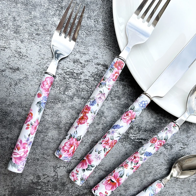 Decorline - Set di posate in plastica robusta riutilizzabile - 40 pezzi - Ciascuno include 16 forchette, 8 coltelli, 8 cucchiai e 8 cucchiaini da caffè/tè - Noble Collection - Argento lucido