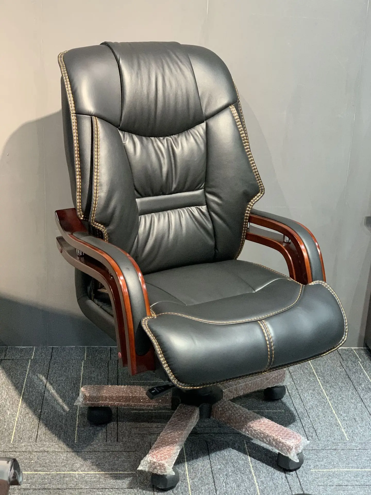 Executive Leather Modern Wooden Comfortable Office Seat Computer Manager Swivel Leather Chairs Luxury Pu Furniture Customization image 6