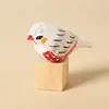 Bloque de madera con pájaro de perla tallado en madera.