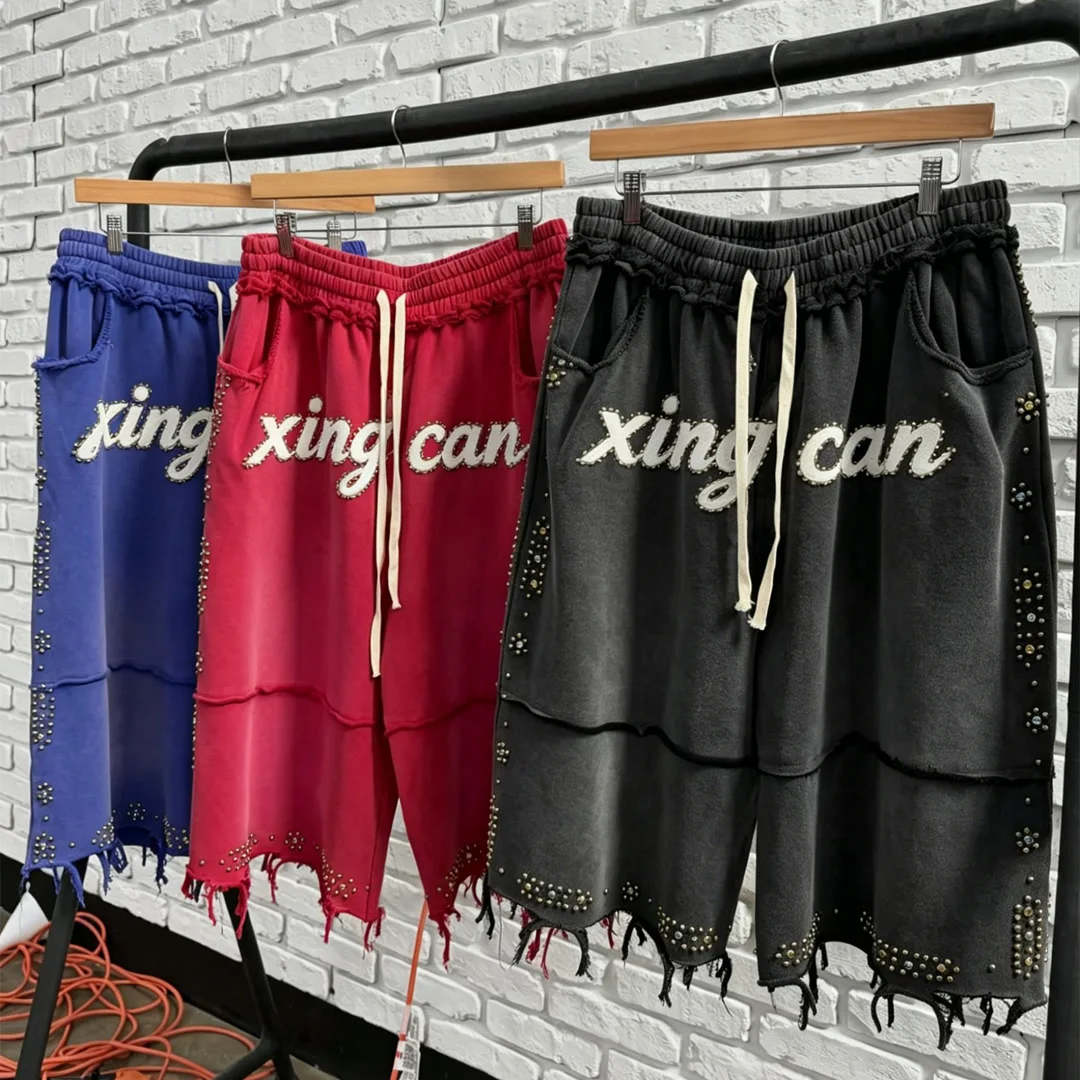 Ciężko prażone spodenki męskie z rozdartymi brzegami, ze stalówkami z boku – amerykański styl destroy streetwear; możliwość niestandardowego nadruku sitodrukowego i ozdobienia kryształkami