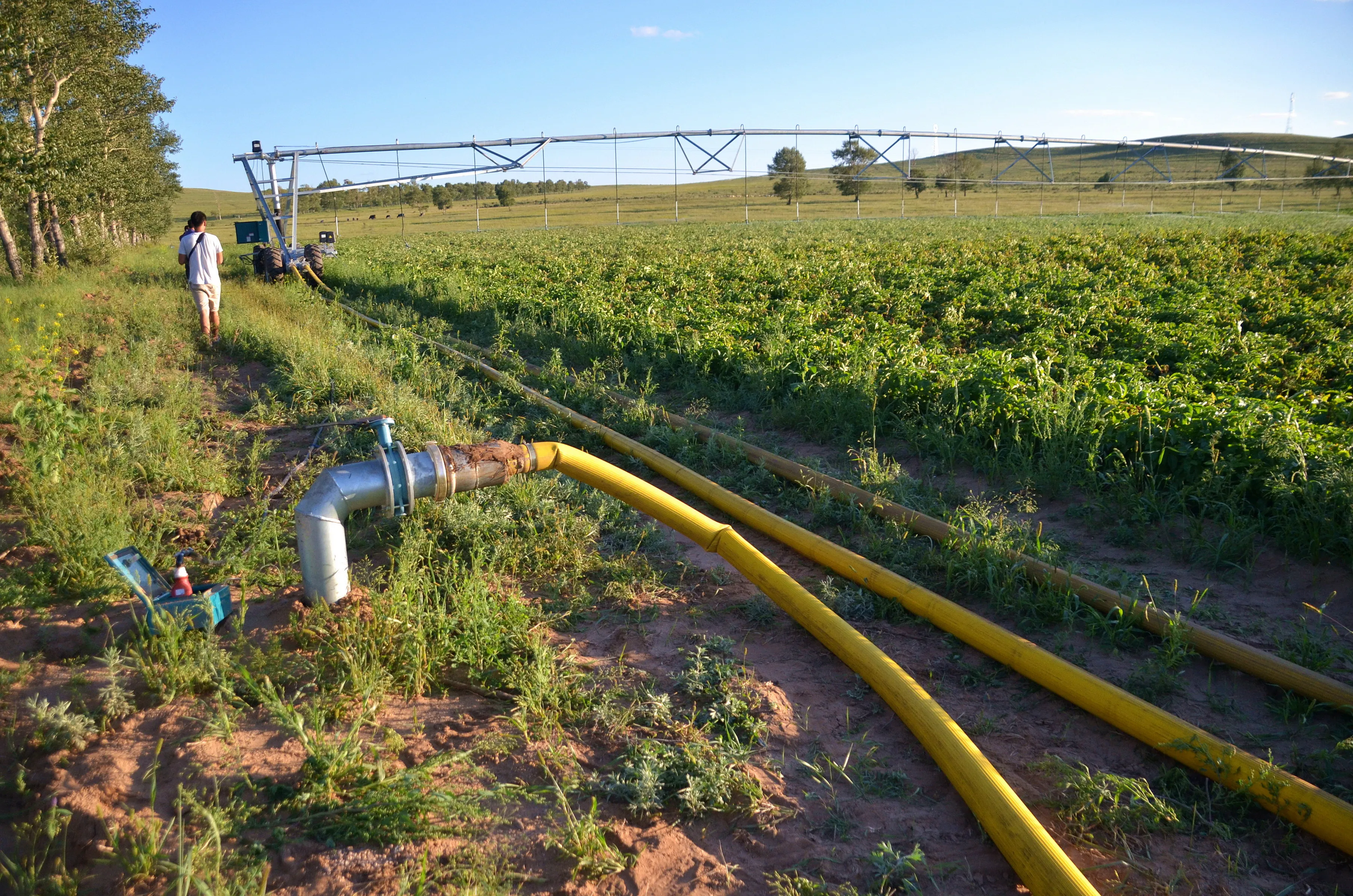 Lateral Linear Move Irrigation System Of Two Wheels And Four Wheels